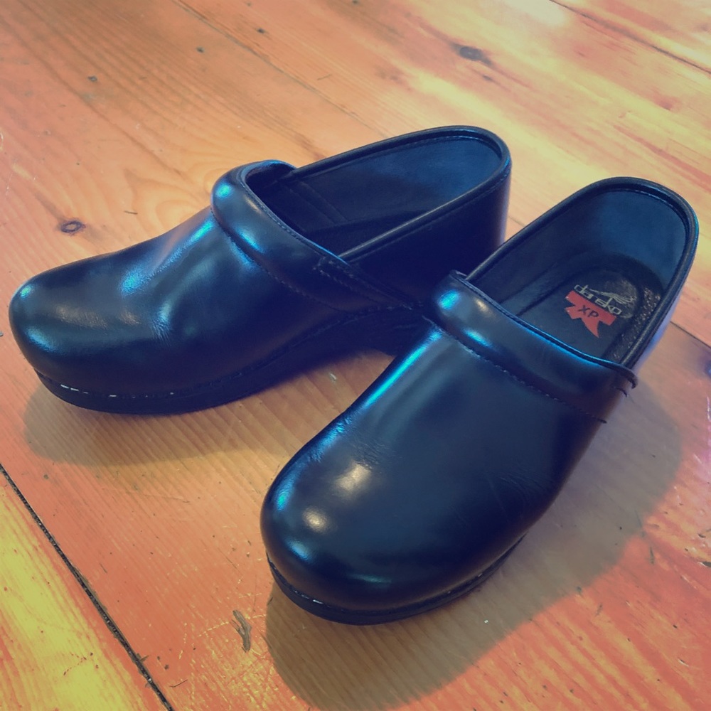 Black Dansko XP clogs in size 40 WIDE